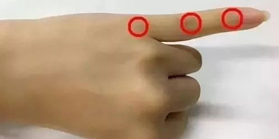 Rubbing-the-left-little-finger-joints
